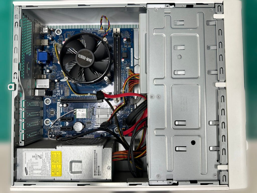 깔끔하게 정리된 DM500S7A의 내부 구조. 중앙의 CPU 쿨러와 우측의 메모리 슬롯, 하단의 파워가 보입니다.