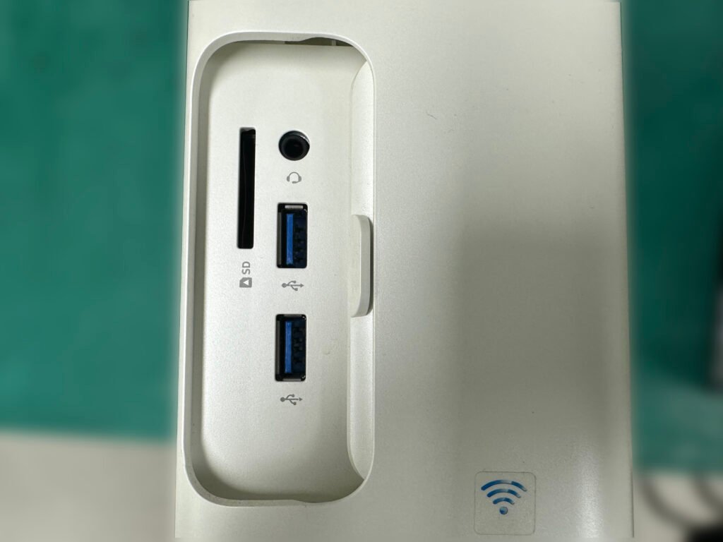 전면 슬라이딩 도어를 열었을 때 나타나는 편리한 입출력 포트 (SD카드, 오디오 콤보, USB 3.0)